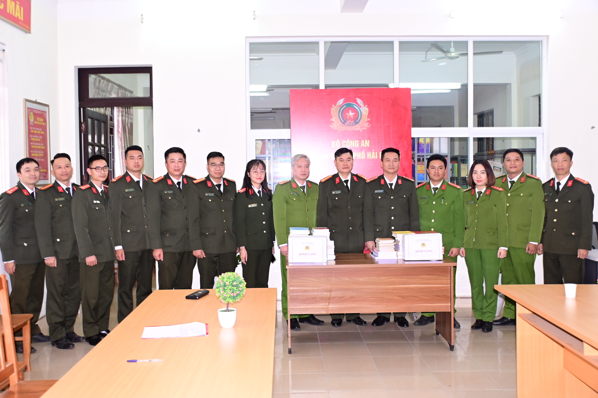 Thư viện Công an thành phố tiếp nhận sách trao tặng của một số phòng nghiệp vụ